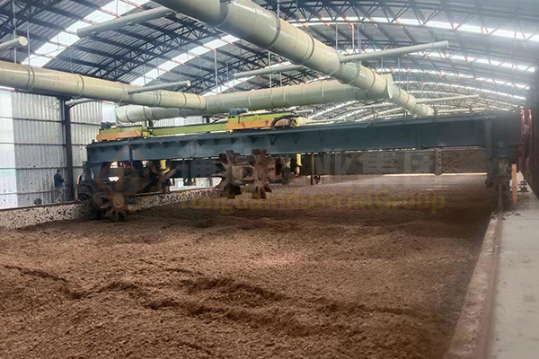 養雞場里面的雞糞該怎么處理?哪個廠家的雞糞糞便處理有機肥設備設備比較好?