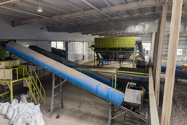 建有機肥廠解決了草原牛羊堆糞難題,牛羊糞如何進一步加工處理做成綠色有機肥料?