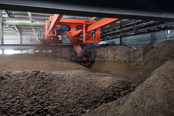 畜禽糞便發(fā)酵有機(jī)肥翻堆機(jī),養(yǎng)殖場(chǎng)和有機(jī)肥料廠家的理想選擇