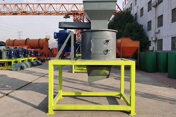 養(yǎng)牛場的牛糞怎么處理變成有機肥?牛糞有機肥生產(chǎn)線設(shè)備解決牛糞污染難題