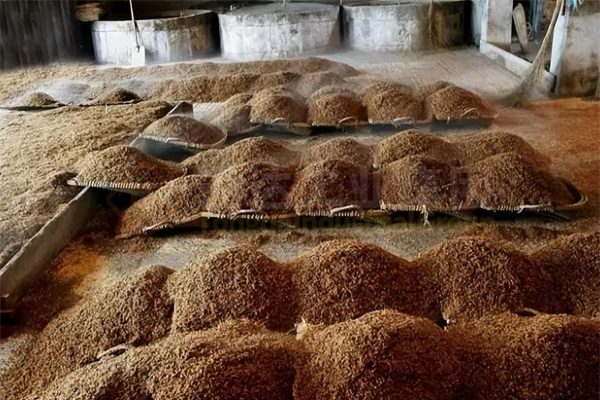 酒糟怎么做成有機肥?酒糟加工有機肥配套設(shè)備有哪些?